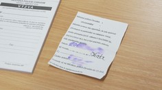 Falešný strážník dává na auta lístky za špatné parkování. Jsou plné překlepů