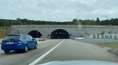 V pražském tunelu se srazily čtyři kamiony. Směr na D5 byl uzavřen