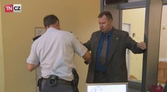 Opilý policista utíkal od nehody. Jak vše vysvětluje u soudu?