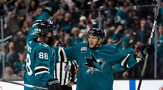 Šimek má premiérový gól v NHL! Trefil se i Hertl a přidal asistenci