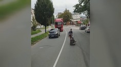 Policie prověřuje muže, který táhl opilou ženu na káře. Hrozí jim mastná pokuta