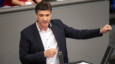 Poslanec opustil ženu a tři děti. Kvůli pornoherečce