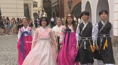 Prahou prošly desítky krojů z celého světa. Začal největší folklorní festival