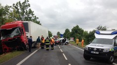 U Mochova se čelně srazil kamion s octavií, řidič škodovky zemřel