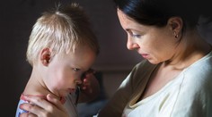 Matka dítěti přelepila nepatrné zranění náplastí. Lékaři zjistili, že mu jde o život