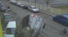 VIDEO: Řidič (19) vletěl do křižovatky v Praze, srazil ženu. Je těžce zraněná