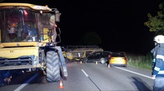 Dvě auta narazila u Jičína do kombajnu, jeden člověk je zraněný