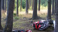 Hrůza v lese! U Tábora ležel mrtvý motorkář, zabil se v noci