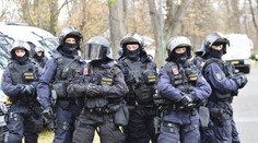 Při derby byli zraněni nevinní a nezletilí fanoušci, píše Tvrdík. Policie se brání