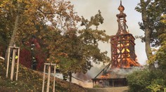 Fotograf nafotil kostel, než lehl popelem. Obrázky dal k dispozici kvůli opravě