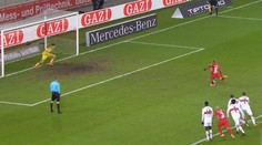 Borec na konec: Gólman vytáhl při penaltě akrobatický zákrok nohou!
