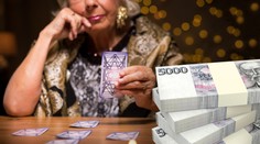 Kartáři a věštci si žijí jako králové. Na důvěřivých lidech vydělávají statisíce!