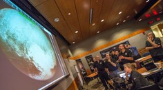 Pluto zblízka! Sonda po 9,5 letech zblízka nafotila planetku. GALERIE
