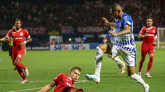 Brutalita na fotbale: Hráč nakopl během zápasu fanouška do hlavy