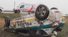 Policisté jeli k zásahu. Silný vítr jejich auto převrátil na střechu