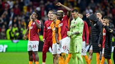 Zidanovka, dvoje nůžky a tyč. Fanoušci se baví akcí Galatasaraye
