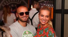 Dara Rolins se znovu objevila po boku Rytmuse.  V jeho náruči jen zářila