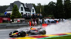 Verstappen na mokru deptal soupeře. Pole position pro Leclerca