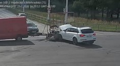 Řidič se ulicemi řítil s otevřenou kapotou, ujížděl od nehody