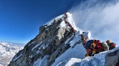 Na Mount Everestu je plno! V obrovských frontách umírají lidé