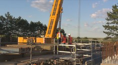 Nový most stojí nad dálnicí D11. Dokončovací práce potrvají do podzimu