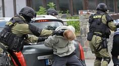 Takhle si policie chodí pro podezřelé z vraždy. Zveřejnila unikátní video