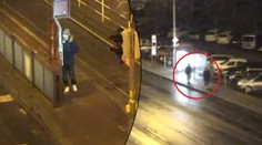 Mladíci přepadli dívku (23) před domem! Policisté prosí o pomoc