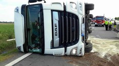 Kamion na boku blokoval dopravu v Olomouci. Tvořily se kolony