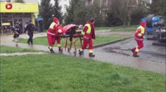 Silný vítr převrhl v Jihlavě na tři dělníky stan! Jeden z nich je v bezvědomí