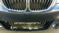 Stovky nových luxusních BMW zasypal písek. Škoda je obrovská