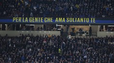Fanoušci úspěchu. Po třetím gólu Barcelony odešli, marně se snažili vrátit