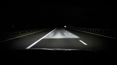 Řidiči si stěžují na oslepující světlomety. Jak předejít nebezpečnému oslnění?