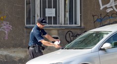 Nejdivnější pravidlo na světě? Pokuta za otevření dveří špatnou rukou