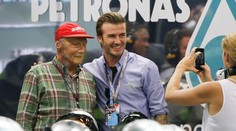 S Beckhamem prý pózuje "postarší fanoušek". Byl to Niki Lauda!