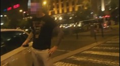 "Mě natáčet nebudete!" Agresivní řidič napadl pražské strážníky!
