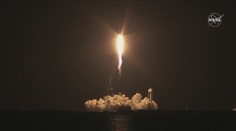 Vesmírná loď společnosti SpaceX letí se čtyřmi astronauty k ISS