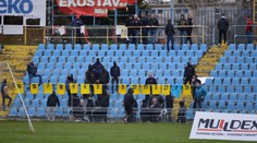 Hrajete za Košice, ne za vesnici, řvali fandové a donutili hráče svléknout se