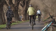 Teplého počasí si užívají i cyklisté. Spoustu řidičů tím zaskočili