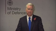 Britský ministr Fallon novinářce před lety sáhl na nohu, rezignoval!
