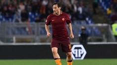 Bývalý fotbalista Totti stále umí! Jeho nádherná střela baví internet