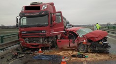 Řidička na kluzké vozovce trefila náklaďák, zázrakem přežila