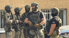 Obří pátrání po ozbrojenci v Praze a okolí. Policie hlídala i budovy ministerstev