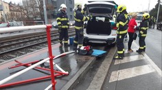 Na tramvajovou zastávku v Praze najelo auto. Čtyři zranění, včetně 105leté ženy