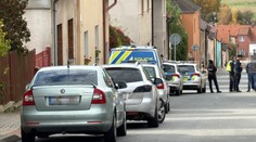 Policie na Rakovnicku musela vniknout do domu. Našla mrtvolu a dva zraněné