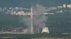 Oblaka prachu a tlaková vlna. Pyrotechnici odpálili pumu v chemičce u Litvínova