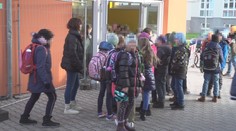 Školní jídelna nestačí, děti musí čekat venku v zimě a na dešti!