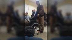 Muž se svíjel v bolestech. Nechali ho čekat na chodbě nemocnice