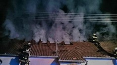 Plameny pohltily střechu domu, vyhlášen 2. stupeň polachu