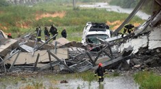 První foto českého kamionu! Zřítil se s mostem v Janově, řidič přežil