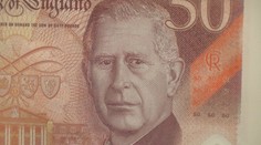 Velká Británie tiskne nové bankovky. Je na nich portrét krále Karla III.